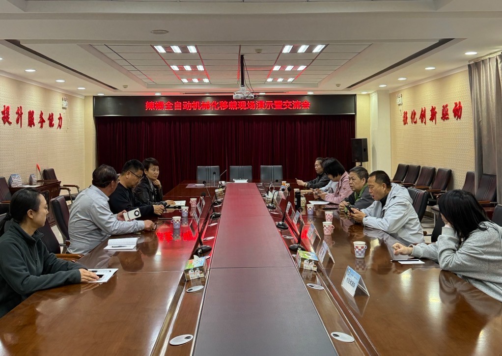 为破解我市蔬菜产业发展瓶颈，巴彦淖尔市农牧业科学研究所引进国家大宗蔬菜产业技术体系机械化岗位专家、中国农业大学宋卫堂教授团队及其合作单位宝鸡市鼎铎机械有限公司联合研发的2ZB-2B半自动和2ZZ-2M全自动秧苗移栽机、膜上覆土起垄机，进行了试验示范。